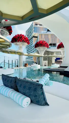 Pool vibes 💦☀️ in #dubai 🌴 #poolvibes #traveldubai #visitdubai #dubaihotel #cloud22 #atlantishotel #atlantistheroyal #uniquehotel #luxurytravel 