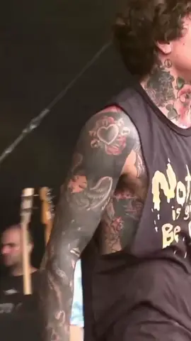 oli gondrong = bmth metalcore, bukankah begitu bre? #bmth #bmthai #bringmethehorizon #olisykes #oliversykes #thehouseofwolves #music #metalcore #metaltok #breakdown #lyrics #live 