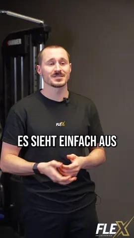 Wie lange benötigt man für die Planche? Wenn ein Athlet die Planche kann, sieht der Skill unreal und doch irgendwie einfach aus.  Dabei muss man wissen, dass der Skill extrem fortgeschrittene ist. Meiner Meinung nach ein Skill, den die wenigsten Personen erreichen können. Je nach Ausgangslage muss man mehrere Jahre strukturiertes Training, korrekte Technik und extrem viel Geduld mitbringen, um kontinuierlich langsam voran zu kommen. Es ist nicht unerreichbar, aber die meisten Alltagssportler, die mit 30-40 Jahren Calisthenics starten scheitern genau daran.  Deswegen hilft es, erst einmal einfachere Skills ins Auge zu fassen und sich langsam aber sicher Skill für Skill in der #Skillpyramide nach oben zu arbeiten. Und vielleicht klappt es ja dann auch mit der Planche ;) #teamflex #flexcalisthenics #calisthenics #calisthenicsgermany #Calisthenicsbeginner #startcalisthenics #Fitness #calisthenicsworkout #fitness #trainingsplan #crossfit #freeletics #calisthenicscoach #planche