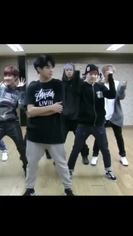 why did tae punch jimin like that😭🙏🏻#fyp #foryou #foryoupage #bts  #bangtan #jimin #taehyung #v 
