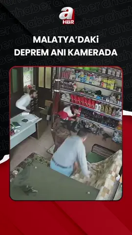 #Malatya'nın #Pütürge ilçesinde meydana gelen 4.4 büyüklüğündeki depremde yaşanan panik anları, bir iş yerinin güvenlik kamerasına yansıdı. #Gündem #Deprem
