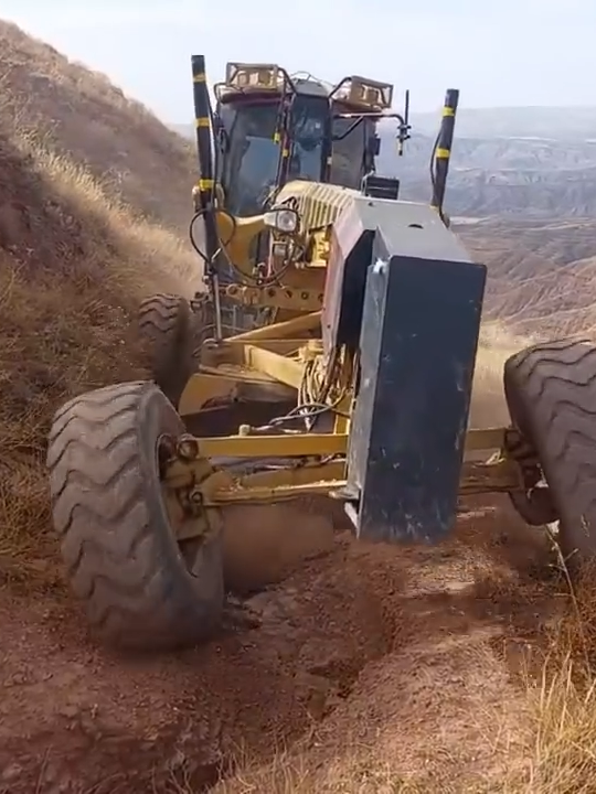 2/5 EXTREME CATERPILLAR 140 M #caterpillar  #cat  #excavator  #heavyequipment  #komatsu #construction #volvo #hitachi #nature #earthmoving #heavymachinery #butterfly #peterbilt #dozer #macro #liebherr #doosan #extremeineamm #kobelco #truck #mining #johndeere #jcb #heavyequipmentlife #insects #bulldozer #caterpillars #excavation #constructionequipment #case