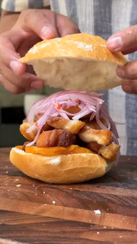 El desayuno aesthetic de hoy: pan con chicharrón como debe ser. Preparación:  - Sumergir la panceta en salmuera por 3 horas - Hervir por 40 minutos a fuego lento, luego retirar y dejar enfríar muy bien - Secar la panceta y freír en la manteca de cerdo - Freír los camotes en la misma manteca de cerdo - Preparar la sarza criolla y armar el sandwich con camote en la base, chicharrón al centro y encima la sarza criolla.  #chicharron #panconchicharron #peru 