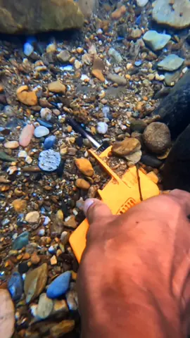 finding valuable objects in water, wallets, money, cars, toys, trucks #asmr #asmr #asmrvideo#
