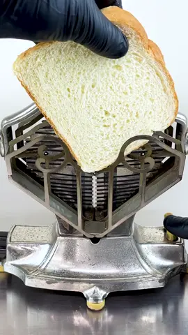 1920s Sweetheart Antique Toaster In Action #1920s #vintage #antique #old #toast #toaster #asmr #relaxation #satisfying #restore #oldisgold #vintagegadgets 