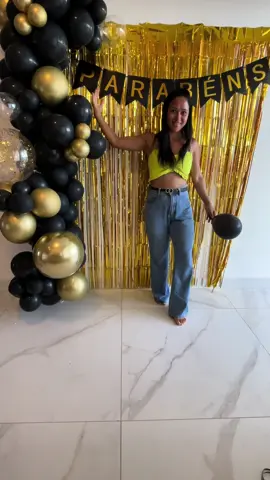 Decoração Dourada com preto  #dourado #preto #decoracaocriativa #festaemcasa #ideiascriativas #cortinametalizada #pretoedourado #ideias #aniversario #parabens 