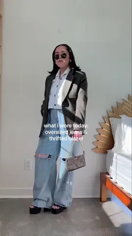 Afraid to wear oversized clothing items together? Don’t be- styled correctly, you get a totally cool outfit you get to show off 🤠 #oversizedjeans #outfitidea #casualstyle #casualoutfitidea #momstyle #thriftedblazer #fitcheck #easyoutfitidea #simpleoutfitidea 