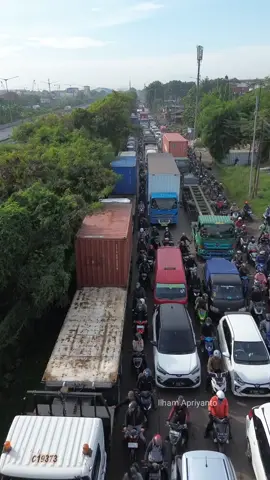 Selasa, 9 Januari 2024 Pukul 08.15 WIB Kemacetan panjang terjadi di Jalan Cakung-Cilincing, Jakarta Timur, kemacetan terjadi di jalan yang mengarah ke Cilincing Kemacetan diduga akibat adanya truk yang mogok. Via : @ilhamapriyanto #indonesia #jakarta #macet