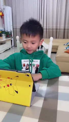 一定要告诉小朋友，一个人时不要给陌生人开门！ #高能段子手
