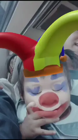 mashaAllah si toddler lagi ngisi kebosenan nya di dalem bus 🤍