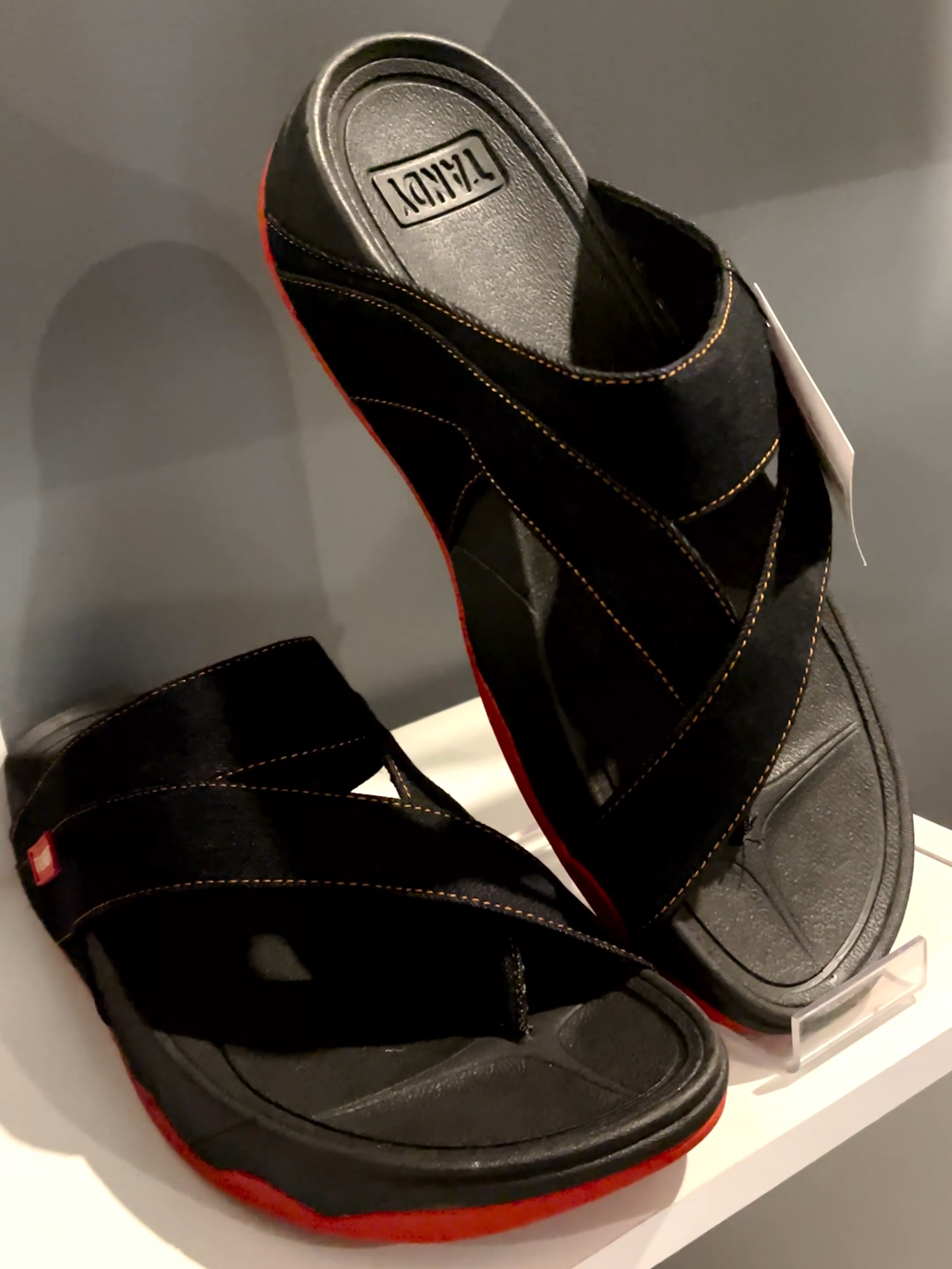 Weave Denim ยอดฮิตตลอดกาลต้องสีนี้ (Black/Red) #tandythailand #รองเท้าtandyแท้ #blackred
