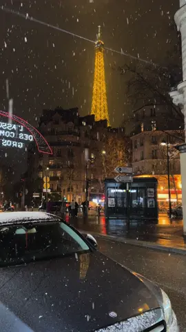 It’s snowing in Paris ❄️ #paris #snow #fyp #foryou #aesthetic #eiffeltower 