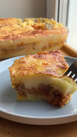 Картофельная запеканка🤤 Ильдар сказал, что это самое вкусное, что я приготовила за последнее время, уж не знаю, комплимент ли это🤣 но это действительно очень вкусно❤️ Ингредиенты:  Картофель - 1,5 кг  Фарш любой (у меня говяжий) - 450 гр  Лук - 1 шт  Морковь - 1 шт  Томатная паста - 70 гр  Сыр любой - 200 гр  Молоко - 150 мл  Сливочное масло - 100 гр  Яйца - 2 шт  Сливки 10% - 125 мл  Соль Перец душистый  Чеснок сушенный  Масло для жарки  Приготовление:  Делаем пюре. Отвариваем картофель, сливаем воду, добавляем горячее молоко (лучше это делать порционно, что бы не переборщить), разминаем картофель, добавляем масло и соль по вкусу. Пюре должно быть без комочков.  Лук жарим до прозрачности и добавляем к нему морковь. Обжариваем до золотистости. К луку и моркови добавляем фарш, когда фарш изменит цвет, добавляем томатную пасту, соль, перец, чеснок, жарим еще минут 7 на среднем огне.  Для заливки: яйца объединить со сливками и солью. Форму смазываем маслом и кладем пюре- сверху немного заливки-немного тертого сыра-фарш-заливка-немного сыра-пюре-заливка- весь оставшийся сыр.  Отправляем в разогретую духовку до 200 градусов на 30-35 минут и готово, можно наслаждаться❤️    #картофельнаязапеканка #запеканкасфаршем #запеканка #запеканкаскартошкой #запеканкасмясом #запеканкарецепт #вкусныйрецепт #вкусныйужин #идеяужина 