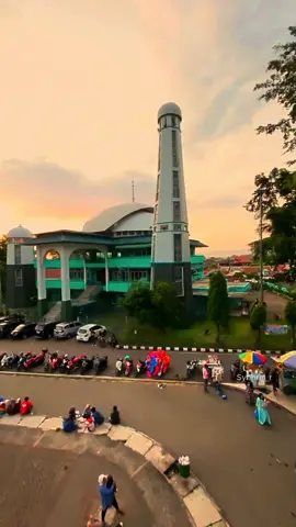 Masjid Agung Alun-Alun Pelabuhan Ratu 🕌✨ Merupakan pusat keberagaman dan merupakan icon dari pelabuhan ratu itu sendiri, masjid ini menghadirkan keindahan spiritual di tengah Pelabuhan Ratu - sukabumi. Desain arsitektur yang memikat mencerminkan keseimbangan antara tradisi dan modernitas. Masjid Agung Alun-Alun adalah ruang suci tempat umat berkumpul untuk beribadah dan merasakan kedamaian batin. Dengan ornamen artistik dan suasana yang tenang, masjid ini mengajak setiap pengunjung merenungi makna iman. Jangan lupa berkunjung dan istirahat sejenak untuk melakukan ibadah wajib disaat anda berlibur ke pantai pelabuhan ratu - sukabumi  #masjidagungpelabuhanratu #sukabumi_ #alunalunpelabuhanratu #pelabuhanratubeach #pelabuhanratu #exploresukabumi #explorepelabuhanratu #fypシ #fyp