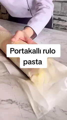 Portakallı Rulo Pasta 🍊🍰 Su bardağı ölçüm200ml Tepsi ölçüm 35*25  Chef : @chefburcinarda Malzemeler  Pandispanya  4 yumurta(Beyazını ve sarısını itinayla ayırın bir damla sarı istemiyoruz beyazın içinde) 120g toz şeker(6 dolu yemek kaşığı) 70g un(1 su bardağından 2 parmak eksik) 30g nişasta(3 yemek kaşığı) 30 ml sıcak su(3 yemek kaşığı) 1 paket vanilin 5g  1 çay kaşığı kabartma tozu 5g Alt kısım 9 dilim portakal(Ben biraz kalın doğramışım ama sıkıntı yaşamadım tadında acılık yok panik yapma😂ince daha estetik dururdu😢sen biraz daha ince doğra) 45 g toz şeker(2.5 yemek kaşığı) 70ml su(Yarım su bardağından 1 parmak eksik Bu üçlüyü tencereye alın suyunu çekene kadar pişirin,pişirdikten sonra pişirme kağıdına serin kurusun! Pandispanya Hazırlanışı  Çırpma kabı kupkuru olsun!!! Şekerin yarısını yumurta beyazına ekle krem şanti kıvamı alana kadar çırp(Krema gibi olacak köpük köpük değil kesme sakın yumurtayı) Sarısına kalan şekeri ekle be 3 yemek kaşığı kaynar suyunu ekle(Rengi açık sarı olacak içindeki şeker eriyince tamamdır,parmağınla kontrol et) Kuruları eleyerek yumurta sarısına ekle tekrar karıştır bu da tamam  Şimdi yumurta beyazını sarılı karışıma tam 4 turda spatula ile alttan üste fold ederek yedir bu da tamam.Pişirme kağıdı serili tepsine portakallarını diz,hamuru eşit şekilde dağıt ve pata küte vur tezgaha baloncuklar sönsün,180 derece önceden ısıtılmış fanlı ayarda ortalama 10 12 dakika pişir. Fırından çıkardıktan sonra ilk sıcaklığını atınca üzerine streç çek soğumaya al(Rulo yapmana gerek yok çok yumuşak🫠) Krema için  200 ml(1 su bardağı krema) 100 g beyaz çikolata 75 g toz şanti  1 portakal kabuğu rendesi ben file badem de ekledim  Sıvı krema,toz şantiyi ve portakal kabuğunu çırp,çikolatanı benmaride erit oda sıcaklığına gelince krema ekle tekrar çırp, Pandispanyayı benim gibi çevir,kremanı sür sıkı bir şekilde rulo yap,o şekilde 1 gün beklerse sonuç çok iyi olur,afiyet olsun herkese görüşürüz hadi gittim ben🤗🙋🏻‍♀️ #portakal  #rulopasta  #pastatarifleri