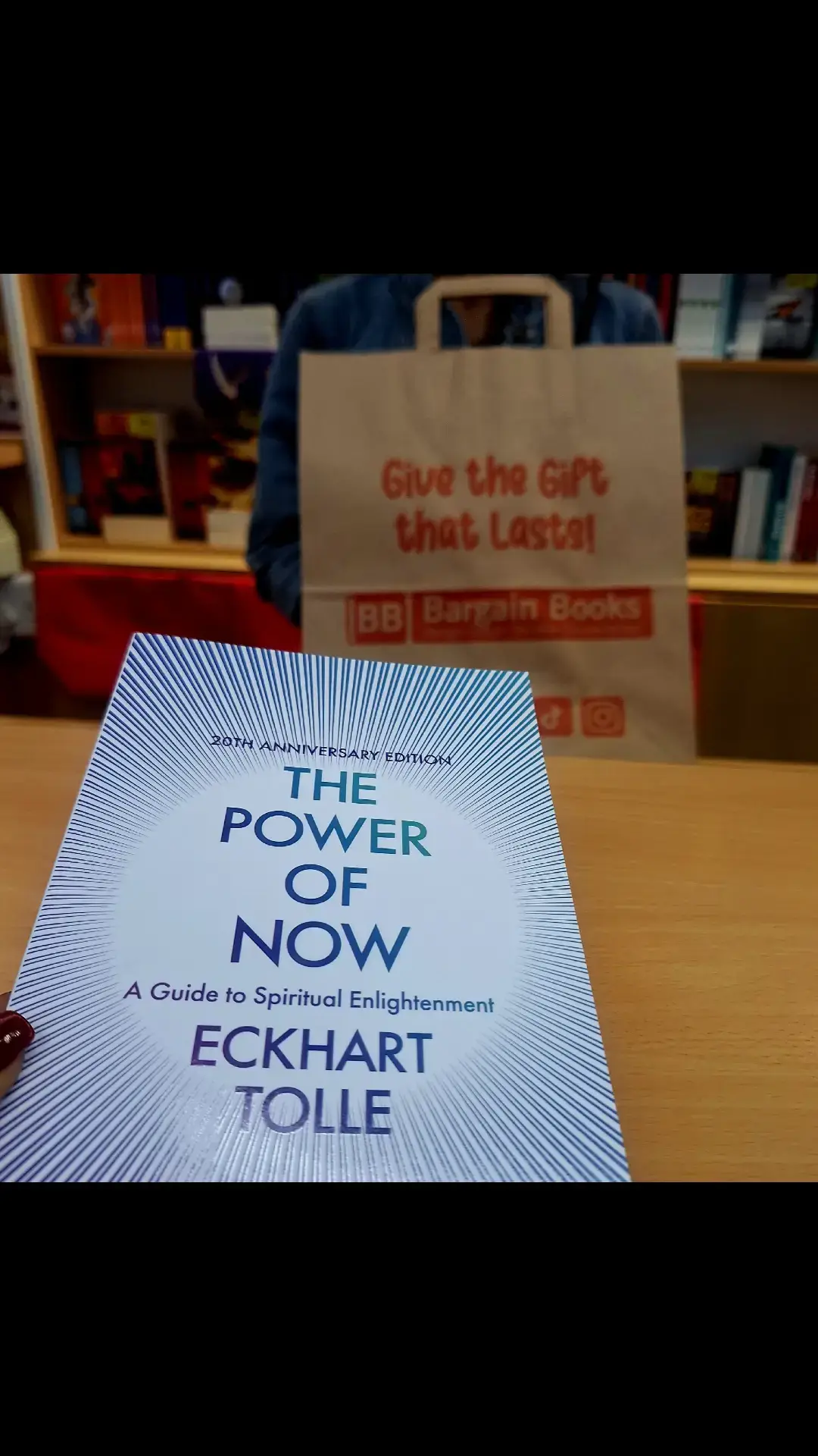 The Power of Now 📖 Demonstrates how to live a healthier and happier life by living in the present moment. If we are able to be fully present and take each step in the now, we will be opening ourselves to the transforming experience of the power of now. 