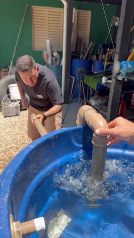 Retirar água por gravidade de um tanque ou piscina, solucao genial desse encanador #pvc #encanador #hidraulica #agua #caixadeagua #projetos #ferramentas #facavocemesmo #tubos #cano #DIY #tools 