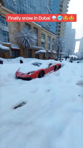 Wondering what a snowy day ?in Dubai feels like 🥶🥶🤩🤩 #SnowinDubai #SnowDubai #Dubai2024 #disaster  #WinterWonderland #BurjKalifa #DubaiLife #Winter 