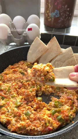 Replying to @cristina Receta🇦🇱 70gr pancetta, 2 shallots, 1lg caji me kripe, 2-3 thelpi hudher, 200gr speca jeshil, 4-5 domate, spec djekes, piper te zi, majdanoz, 150gr gjize, 2 veze. 