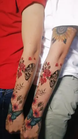 Este tatuaje rinde homenaje a la belleza de una pareja que vuela en sintonía. 🦋💑 #TatuajeMariposasDePareja #VueloJuntas
