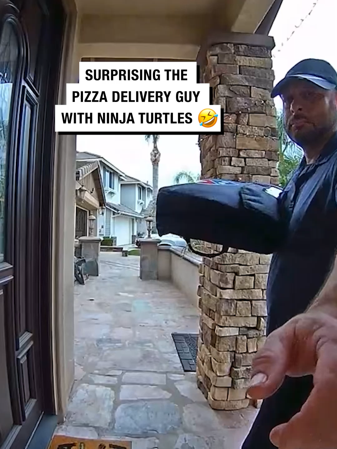 That's a delivery he will never forget! 🤣 🎥 @she_redder  #UNILAD #fyp #foryou #foryoupage #tmnt #teenagemutantninjaturtles #dominos #dominospizza #pizza #delivery #reaction #doorbell