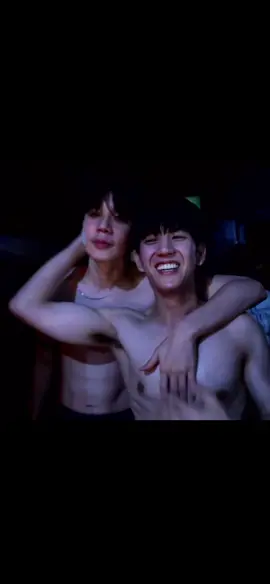 เดือดด  แต่เป็นเดือดที่อิ่มเอมใจ  เป็นเลิฟซีนที่ทำให้น้ำตาซึมได้ หลากหลายอารมณ์มากก ทั้งเขิน ทั้งเศร้าใจ ปนกันไปหมด แต่รวมๆแล้วดีย์ ใครลังเล ไปดูเถอะ กราบบบบ🙏🏻#จิมมี่ซี #jimmysea #lasttwilight #ภาพนายไม่เคยลืม 