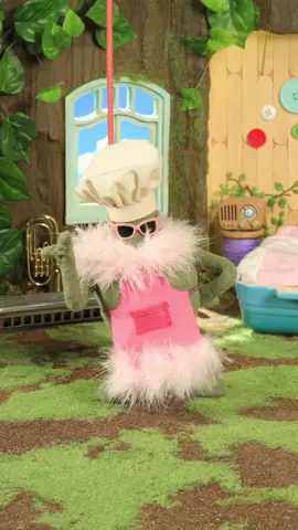 on Wednesdays @Thetinychefshow wears pink 💖 #meangirls #tinychef