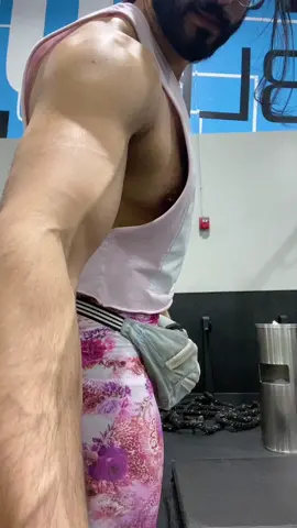 Friendly reminder that my arms are huuUUUUGE 😚 #beefy #muscles #gym #gains #cute #cutie