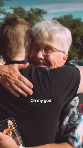 @Shinedown surprised their viral head banging super-fan @Lauri Norris outside their Revolutions Live Tour 🤘✨ 