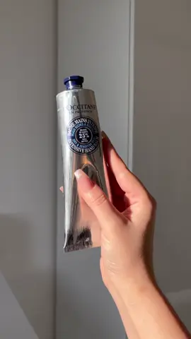 25% Sheabutter 😱💙 Hands up, wenn du auch ein Fan def Handcreme bist 🙌🏻✨ #loccitane #shea #sheahandcream #handcreme #hautpflege #rec #recommendations #fyp 