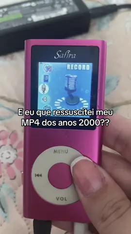 Os jovens de hoje nunca saberão a emoção de ouvir musica num desses… #anos2000 #mp4 #nostalgia #musicasanos2000 