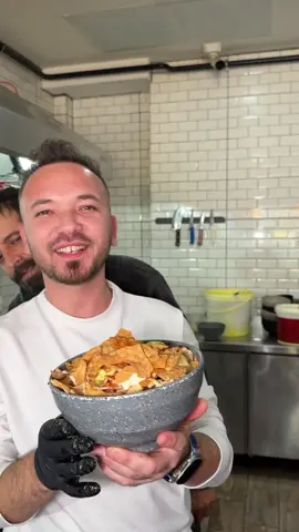 Kendi kova dönerimi kendim yaptım.  Aşık dönerin Özal şubesindeyim. Her zaman söylerim çok beğenerek yiyorum. Patatesli ve makarnalı yapıyorlar ben patatesli yaptım. Bu lezzeti denemeden geçmeyin derim.  #SokakLezzetleri #NeYesekYaa #Food #AşıkDöner