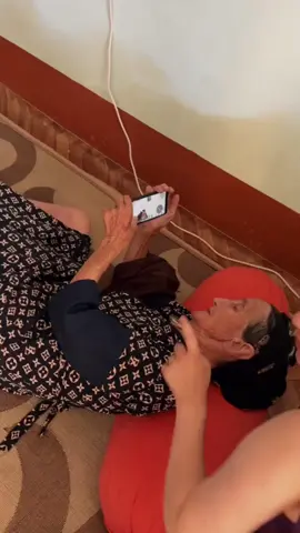 Granma play Pubg🥹😁😁 #PUBGMOBILE #pubglover #tikawol_gaming_haiti #viralvid #foryou #pgm #haitiantiktok🇭🇹 #trendvideo #funnyvideos #fyp 