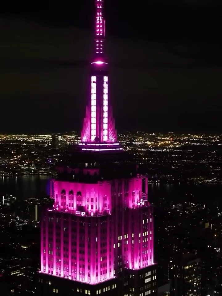 Passer l'Empire State Building en rose : ✓💖  #MeanGirls #LolitaMalgreMoi   🔁 @meangirls @empirestatebldg