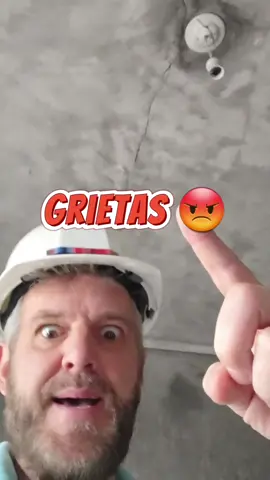 Así reparas estas GRIETAS 💧😡 ¿Vos cómo la arreglarías? 🤔 Guardá el video para ver más consejos 📩🤔 #grietasenlosmuros #grietas #cieloraso #humedades #techo #arquitecto #viral #restauracion 