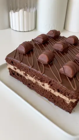 Gâteau Bueno 😍🍫 Ingrédients biscuit :5 oeufs •200g de sucre •330g de farine •50g de cacao non sucré •16g de levure chimique •300g creme fleurette entiere  1/ Fouetter les oeufs avec le sucre jusqu’a ce que le mélange blanchisse et triple de volume.  2/ Incorporer avec une maryse la farine le cacao et la levure tamisée.  3/ Monter la crème fleurette en chantilly dans un bol bien froid puis venir l’incorporer à la pâte.  4/ Verser la pâte dans un poule de 25cm chemisé de papier cuisson. enfourner pour 20/25 minutes à 180°. Piquer avec un couteau pour voir la cuisson. 5/ Laisser le gâteau complètement refroidir. Ingrédients pour la mousse bueno : •280g de mascarpone 227g de creme liquide entiere •60g de sucre glace •80g de chocolat au lait fondu. •4cs de pâte à tartiner bianca  1/ Fouetter en chantilly, dans un bol bien froid, le mascarpone la crème liquide et le sucre glace.  2/ Ajouter le choclzt fondu pas trop chaud ainsi que la pâte à tartiner bianca. Continuer de fouetter pour obtenir une crème onctueuse et homogène.  Montage du gâteau  1/ Couper le gâteau en deux dans la longueur. Imbiber éventuellement les deux parties avec un peu de lait.  2/ Étaler toute la crème bueno puis lisser avec une spatule. Déposer la seconde partie du biscuit. Placer la gâteau au frais 30 minutes.  Nappage au chocolat :•160g de chocolat au lait •125g de crème liquide entière 30% bien chaude •30g de beurre. 1/ Je verse ma crème chaude sur mon chocolat au lait puis je mélange et j’ajoute le beurre. Je viens mixer le tout pour avoir un nappage bien homogène sans morceaux de chocolat.  2/ Je laisse le nappage redescendre à température avant de recouvrir mon gâteau.  3/ Je découpe proprement, à l’aide d’un couteau à genoise les côtés de mon gâteau.  4/ Je réalise des filets de chocolat au lait fondu sur le dessus puis je dépose des kinder bueno.  #pourtoi #recette #recettefacile #recettesimple #bueno #food #kinderbueno #Recipe #gouterrapide #viral #foodtiktok #recettekinder #recettekinderbueno #kinderrecipe #kinderbuenorecipe #chocolate #recipechocolate 