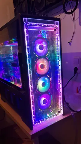 #pc #pcsetup #distroplate #lianli #GamingSetup #custom #tech #techtok #tiktok #rgb #watercooledpc #wasserkühlung #happy #pcgamer #streamer #pcgaming #custom #msi #ekwb 