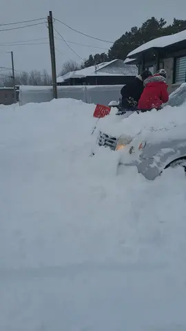 Méchante grosse tempête qu'on vient d'avoir! ❄️🥶 Merci à mes enfants et mes voisins pour le coup de main 🤗 #hiverauquebec #MomsofTikTok  #tempetedeneige #quebec #deneigement #snow #mamande5enfants 