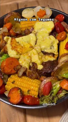 Mignon com legumes! 🌽🧅🥕🍅🥔🥦🧀 Cortar a batata em rodelas, colocar na água com gelo por 20min, retirar e secar bem. Temperar com sal e pimenta, adicionar um fio de azeite e levar pra airfryer até dourar.  Cozinhar o milho na pressão. Cozinhar o brócolis e a cenoura no vapor. Refogar na manteiga o brócolis, cenoura, tomate cereja e cebola cortada em pétalas. Adicionar o milho e refogar mais um pouco.