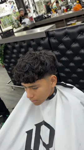 Siguen en ig: miguel.x7 💈🔥#barberlife #taperfade #lowtaperfade #semiondulacion #semiondulado #ondaspermanentes #viral##CapCut 