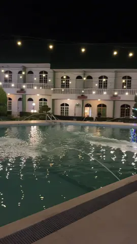 📍 Green Garden Hotel, Berastagi, Indonesia -View cantik : Rate 8/10  -Indo Maret (convenience store) ada seberang jalan je.  -Easy check in & staff friendly -Swimming pool open 24/7 so mandi je lama mana korang nak but air dia sejuk 🥶 -Breakfast got nothing special, simple & very very limited menu.  -Bilik : Rate 5/10 (old decoration & toilet smelly a bit  -Aircond natural ✋🏻 (means no aircond dalam bilik) sbb tempat sini sejuk. Around 17 degree celcius.  #fyp #jalanjalanindonesia #hotelreviewindonesia #hotelreview #medan #berastagi 