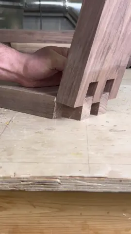 Meat wood #woodworking #joinery #woodjoinery #fingerjoint #walnut #customwoodworking #customtable #finewoodworking #furnituremaker #maker #DIY #tablesawjig #CapCut 