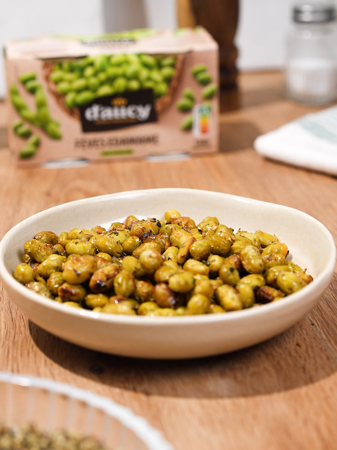 Pour bien commencer l’année, continuez d’impressionner vos convives avec notre recette d'edamames grillés ! 🌱  Vous rappelez-vous de notre recette de pois chiches grillés ? En voici une nouvelle tout aussi croustillante ! 👋 Une juste dose de légumes pour une recette découverte 💚 Pour réaliser cette recette, vous aurez besoin de :  - 2 boîtes de fèves d’édamames d’aucy - 2 cuillères à soupe de graines de sésame noir - 2 cuillères à soupe de graines de sésame blanc - 1/2 cuillère à soupe d’huile de sésame - Origan - 2 cuillères à soupe d’huile d'olive - 1/2 cuillère à café de gros sel marin Retrouvez l’intégralité de notre recette en ligne sur [daucy.fr] 🧑‍🍳 #daucy #legumes #cuisine #pratique #edamame #atable #recipes