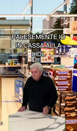 Vuole una busta? #lidl #lidlitalia #spesa #cassa #supermercato #cassierasupermercato #memeita #memeitaliani #memeitaliano 