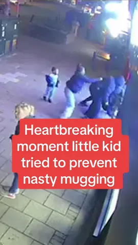 Heartbreaking moment a little child tries to help as a mugging takes place in front of them #dailymirror #breakingnews #crime #police #london 