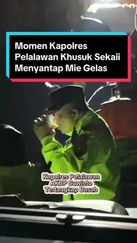 Kapolres Pelalawan AKBP Suwinto, SH, S.Ik tertangkap basah sedang khusuk sekali menyantap mie gelas, ketika dirinya, memimpin mengurai kemacetan Jalintim, Kamis (11/1/2024) malam. Satu persatu, sendok garpu ‘mengincah-ngincah’ mie dalam gelas, lalu disantap dengan penuh rasa khidmat. Ikut mengurai kemacetan, rombongan justru ikut terjebak berjam-jam. Capek lelah lapar bercampur aduk menjadi satu. Makanan siap saji, barang kali bisa menghilang sedikit rasa lapar. Semangat pak Kapolres: #prayforjalintimpelalawan #pkctoday #viralpelalawan #infopku #pangkalankerinci #inforiau #jalintimpelalawanbanjir @Humas Polda Riau @satlantaspelalawan @GalleryPolresPelalawan 