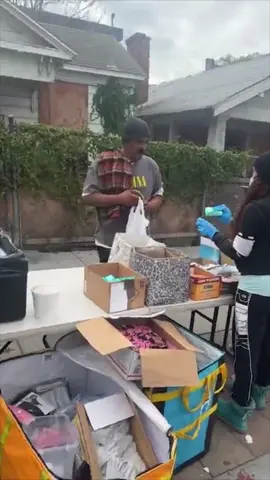 It was about 48 degrees in San Diego on Wednesday and Queen had on no shoes or socks. Thxs to ur donations Queen was able to receive a tent and blanket. Thx u @pinksocks.life for covering her feet…ur donations make a difference ❤️🙏🏾✊🏿