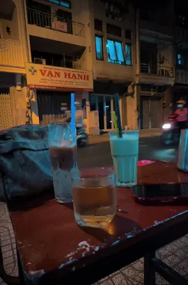 Lâu lắm rồi mới ngồi quán khuya cafe lề đường .. #nhachaymoingay#xh #tamtrang 