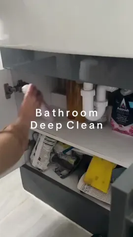 Bathroom deep clean✨ The brushes and mop are linked above🫶🏼 #bathroomclean #deepclean #CleanTok #satisfyingcleans #satisfyingcleaning #cleaninghacks #bathroomcleaning #cleaningmotivation #bathroomcleaninghack #bathroomcleaninghacks #TikTokMadeMeBuyIt #fypシ #viral #cleaningtiktok 