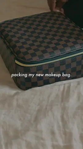 the only thing in my life that’s organized currently. 🖤🤎  #amazonfinds #makeupbag #dailymakeup #makeup 